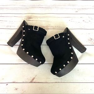 Nasty Gal platform clogs (EUC)